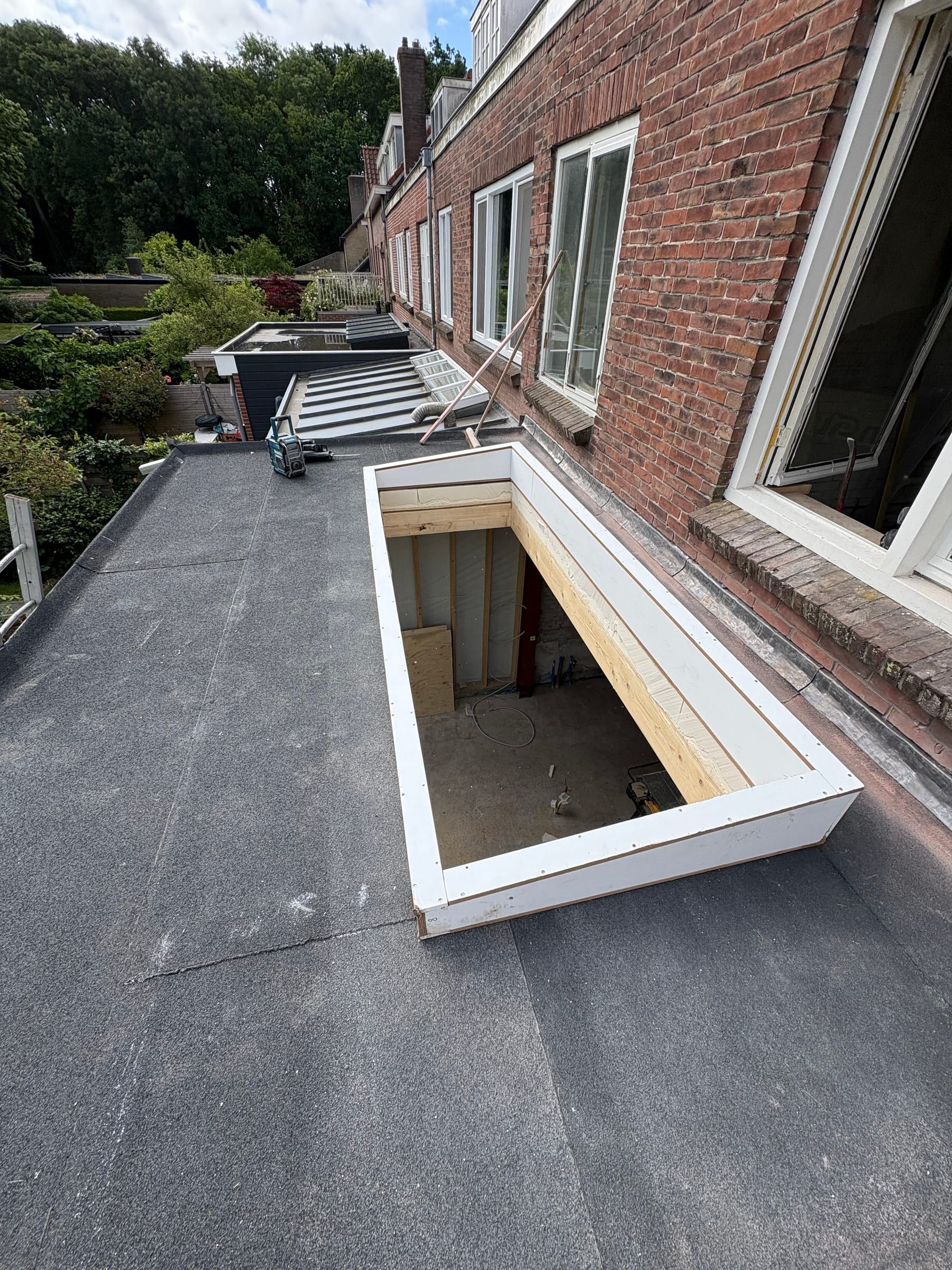 Dak van de aanbouw met de opstand voor de lichtstraat, gezien vanaf de eerste verdieping