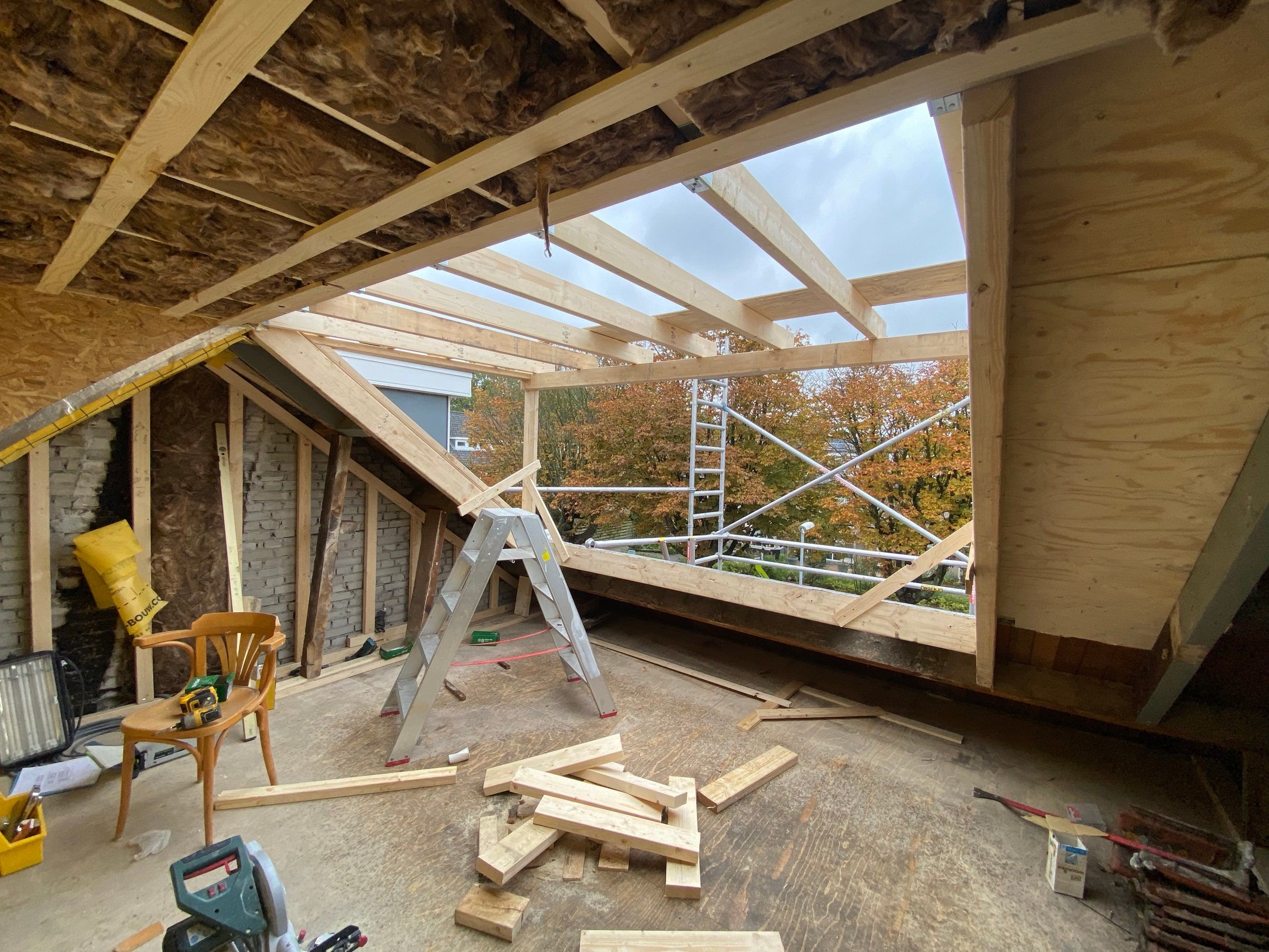 Zolder in aanbouw met nieuwe houten spanten en een open dakopbouw