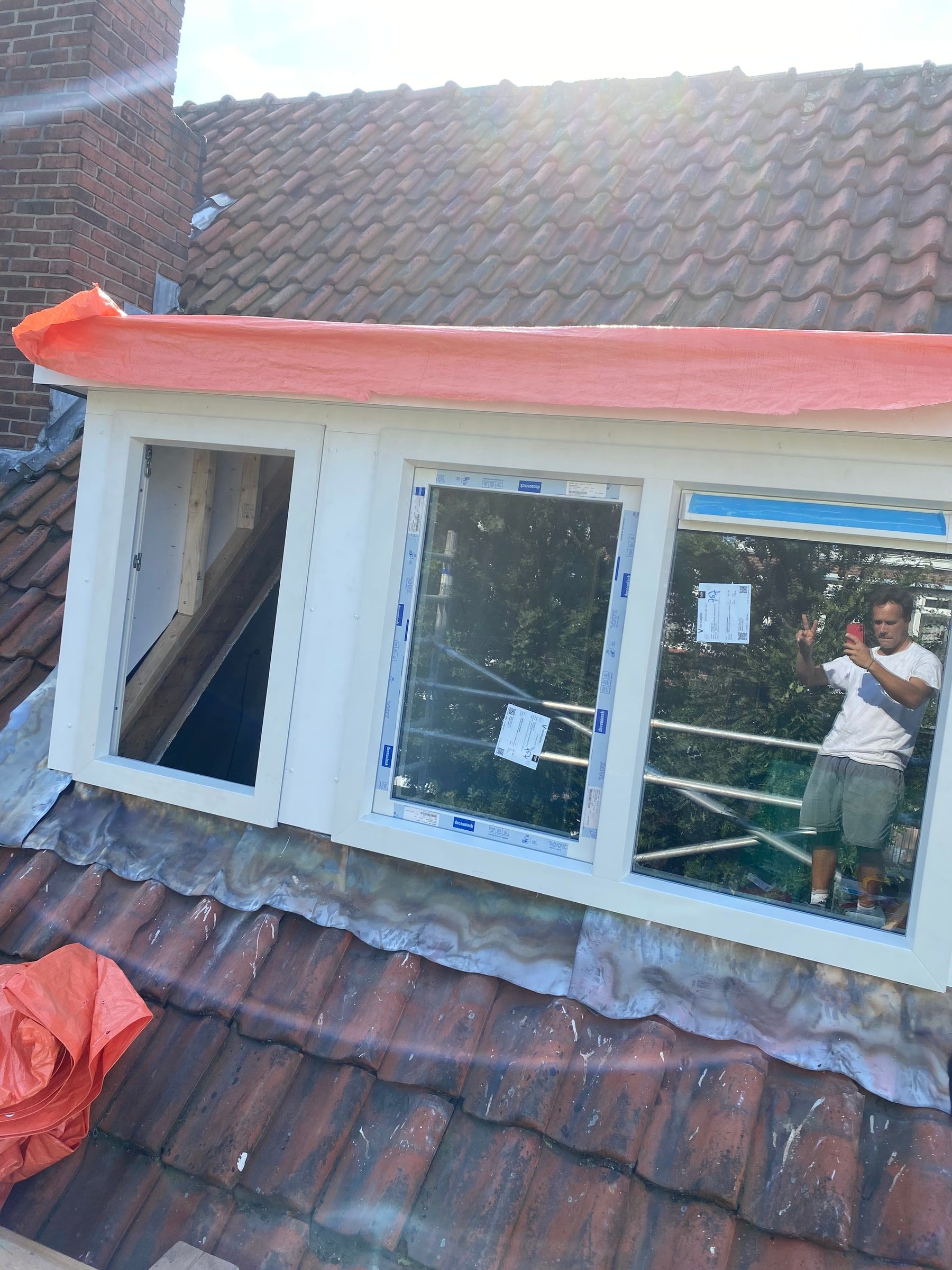 De nieuwe dakkapel geplaatst, met nieuw lood en kozijnen