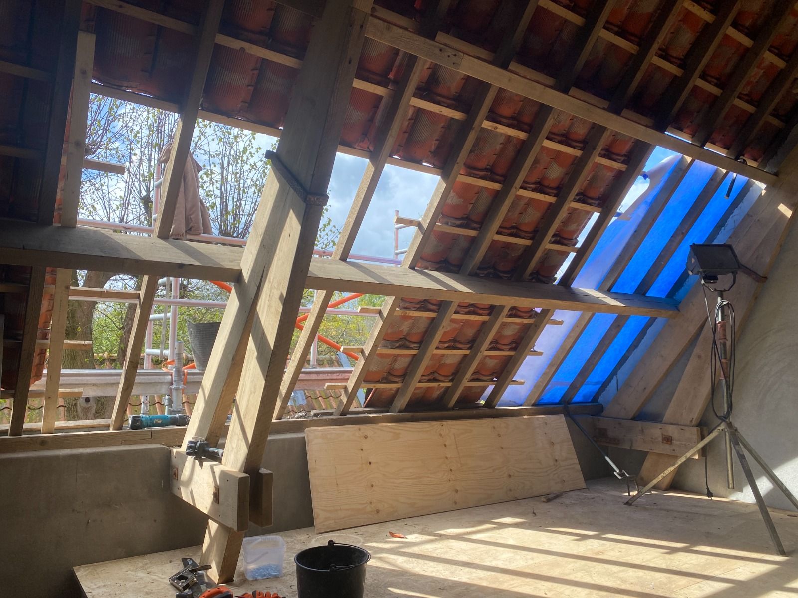 Onderaanzicht van de nieuwe dakconstructie tijdens de renovatie