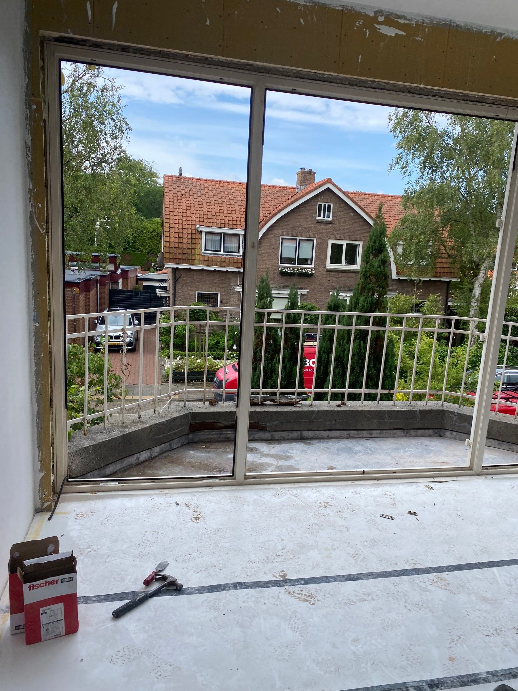 Nieuw kozijn met schuifpui naar het balkon, nog in de ruwbouw