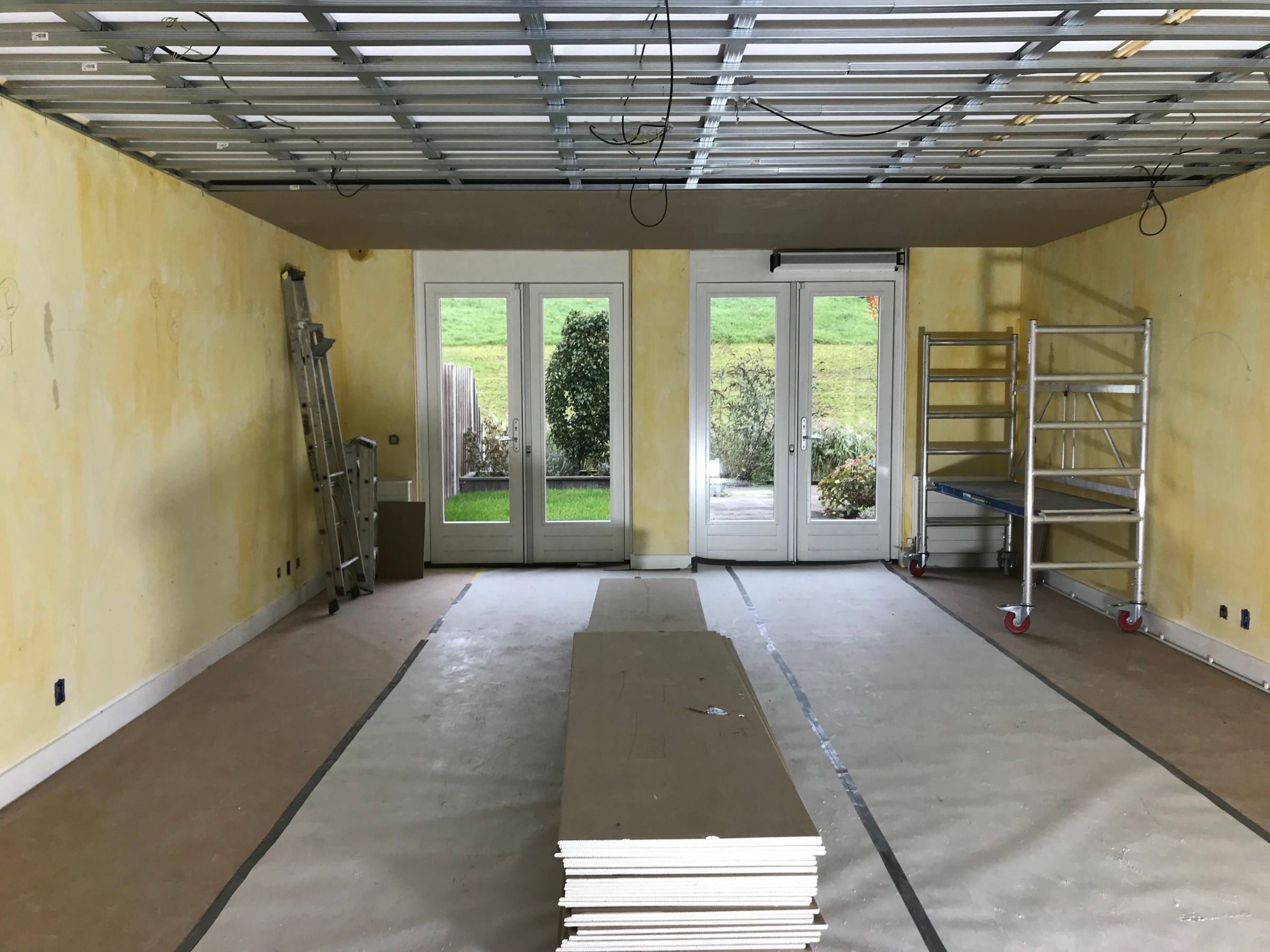 Kamer met een nieuw metalen plafondframe, klaar om dicht te zetten