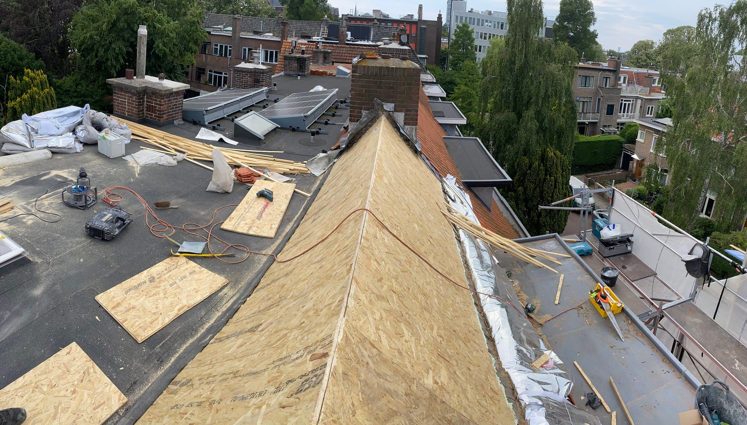 Dakvlak opnieuw beschoten met plaatmateriaal, gezien vanaf de steiger