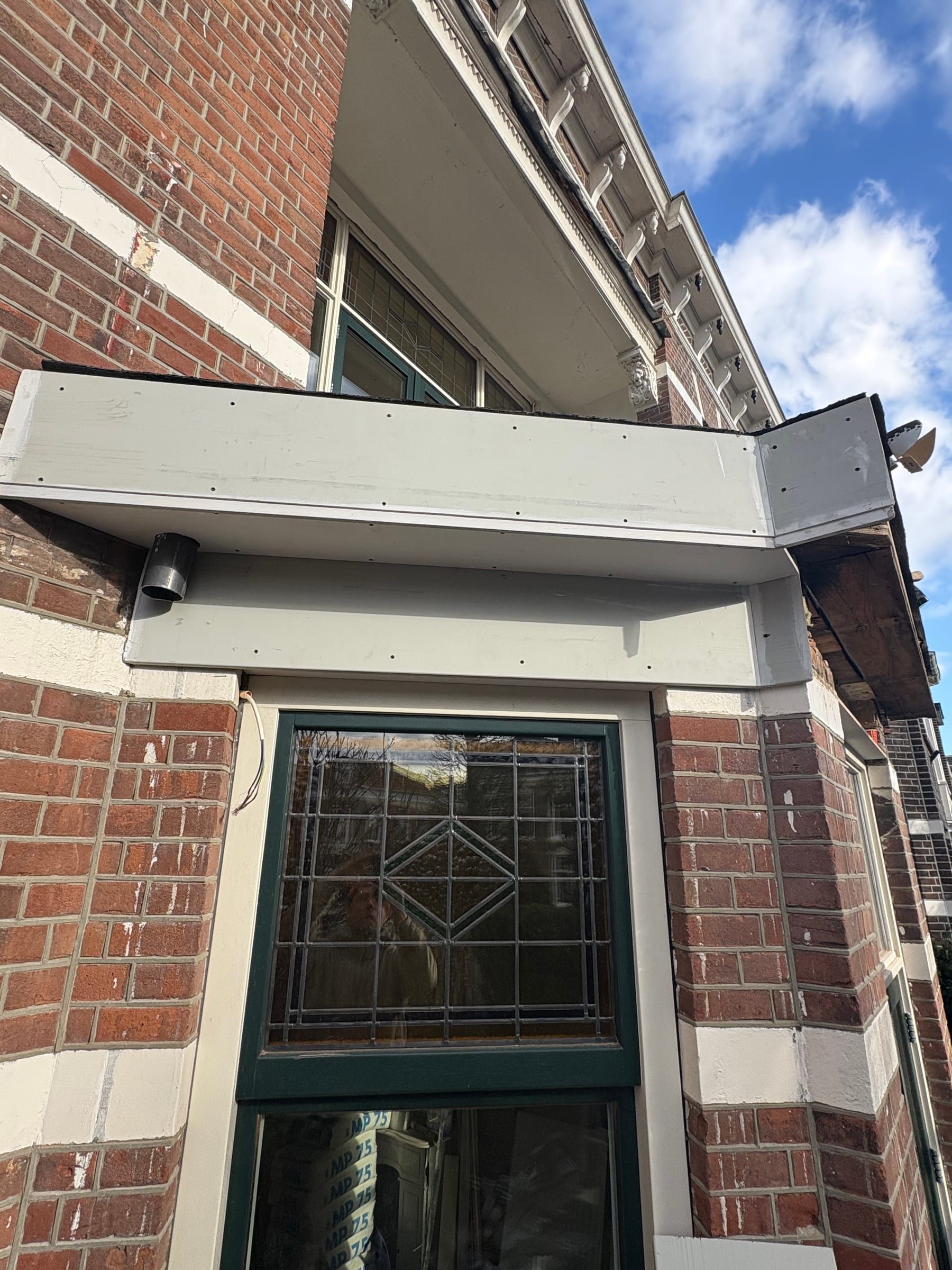 Nieuwe boeiboorden rond het dak van de erker, van onderaf gezien