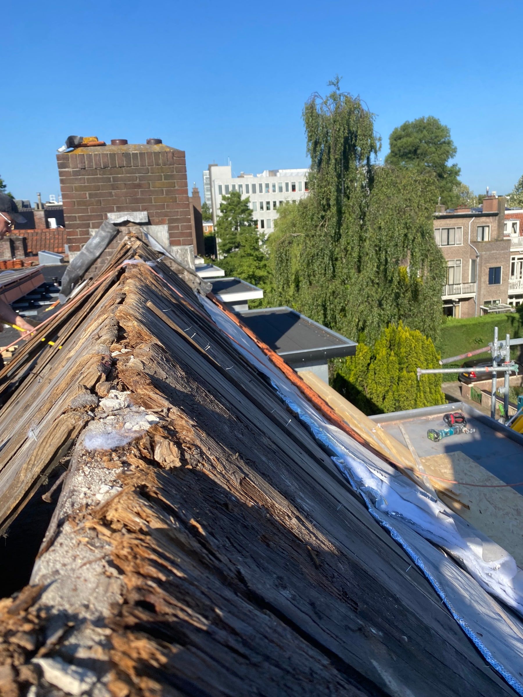 Aangetaste nok van een dak, opengelegd tijdens de renovatie