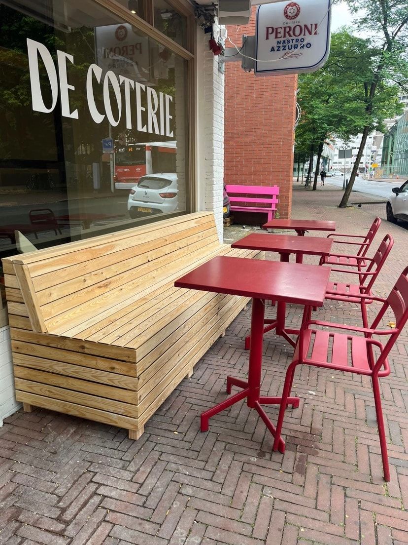Maatwerk houten terrasbank voor een horecapand