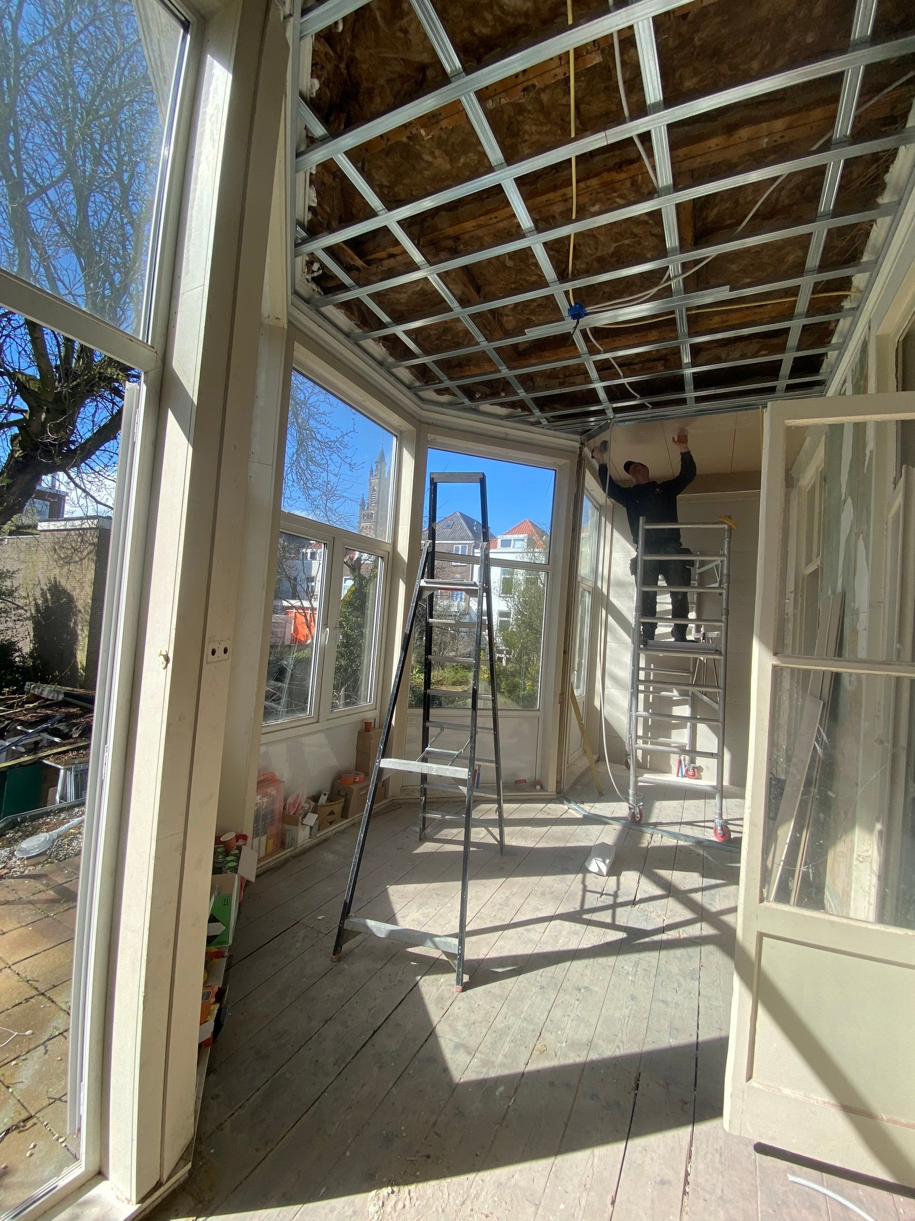 Metalstud voorzetwand met isolatie bij een erker tijdens de renovatie